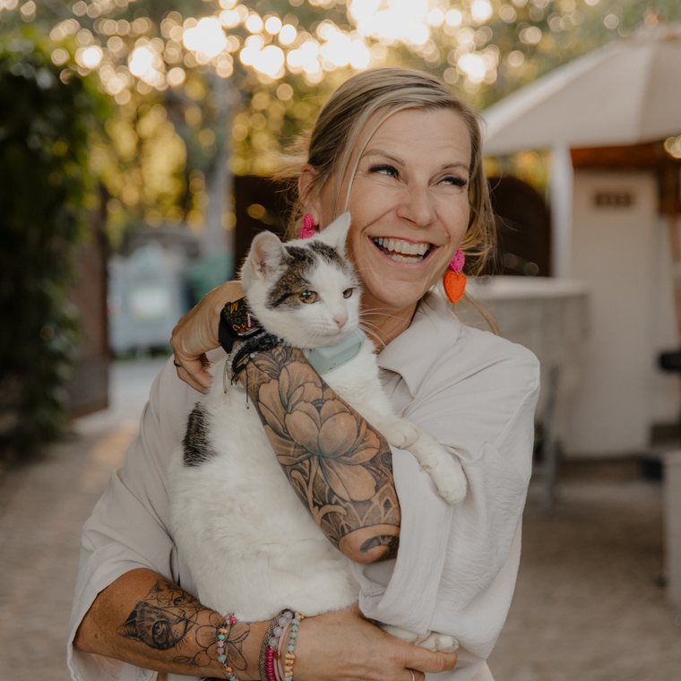 Katze Blumi in der Träumerei